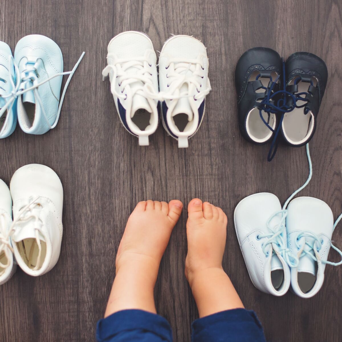 Comment aider bébé à enfiler ses chaussettes et chaussures