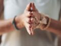 Mudras : quels sont les bienfaits du yoga des doigts et comment le pratiquer