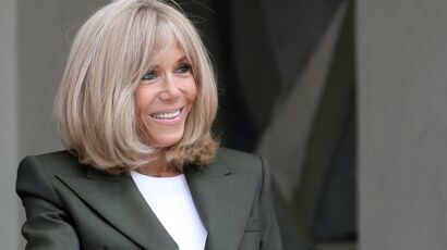 PHOTOS – Brigitte Macron : pantalon très slim, blazer blanc et