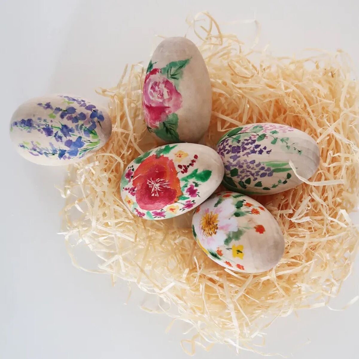 déco en arbre de Pâques avec des œufs en couleurs douces