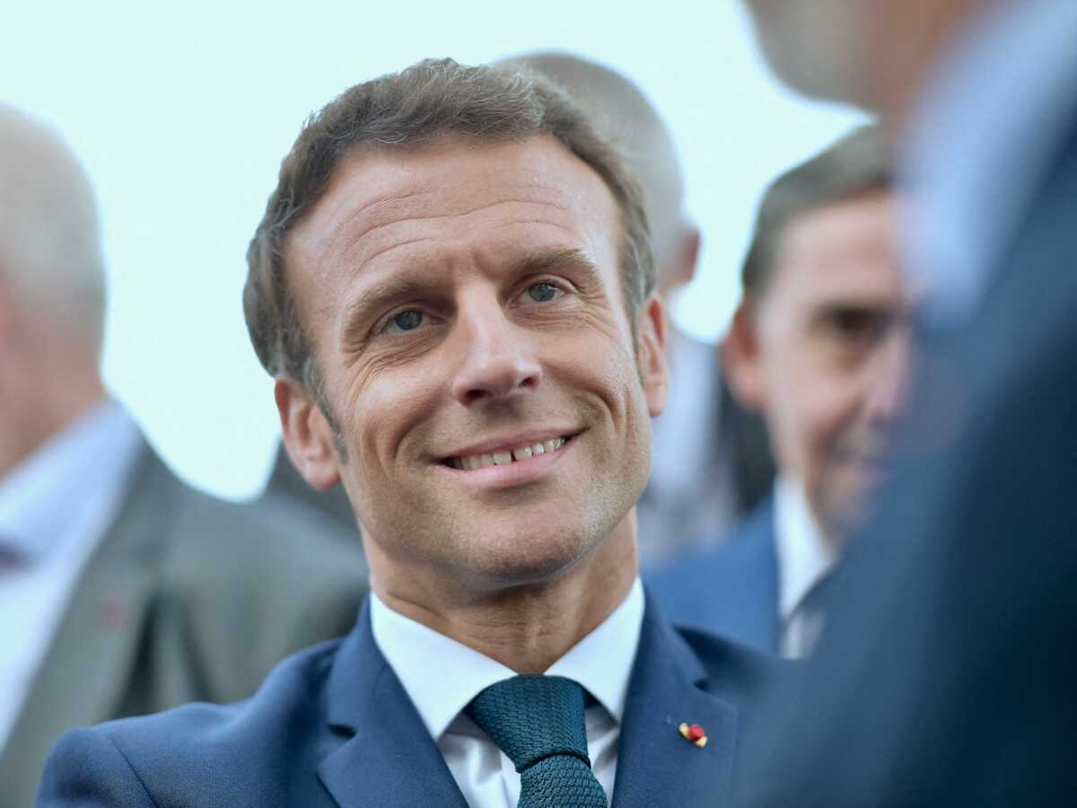 Emmanuel Macron : cette photo inédite et intime du président chemise ouverte