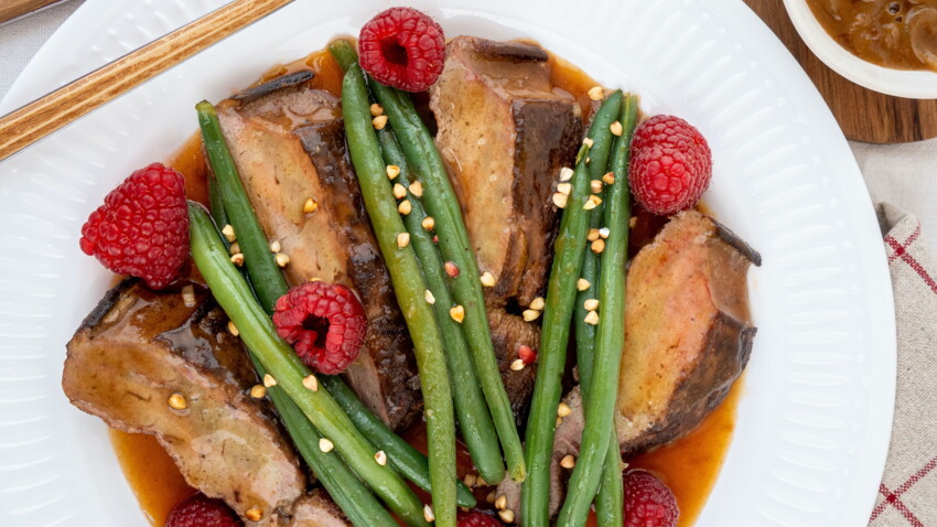 Foie de veau à la lyonnaise, framboises et salade de haricots verts