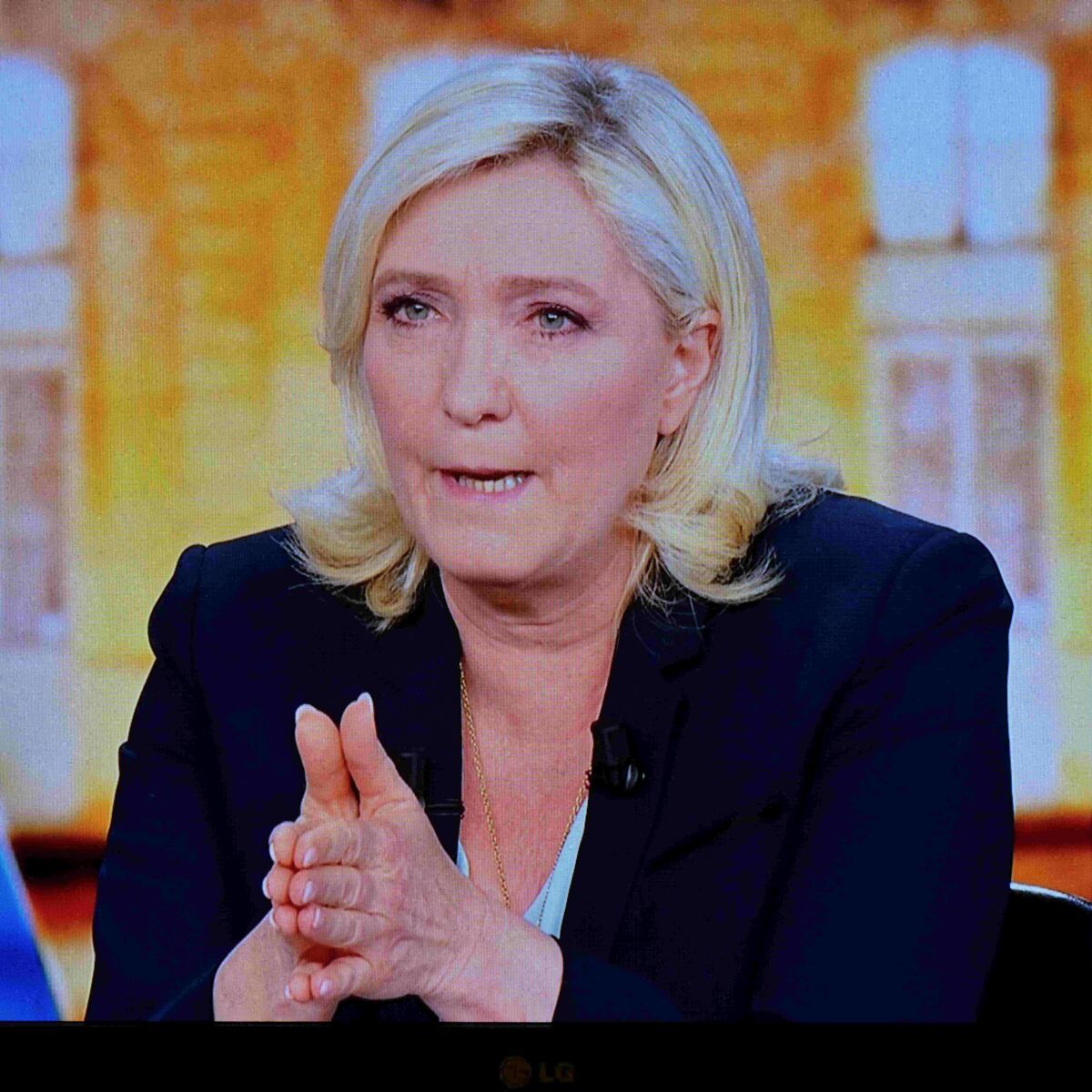Pourquoi Marine Le Pen A Change De Prenom Marine Le Pen : sa grosse colère pour une drôle de raison dans les  coulisses du débat de l'entre-deux-tours : Femme Actuelle Le MAG