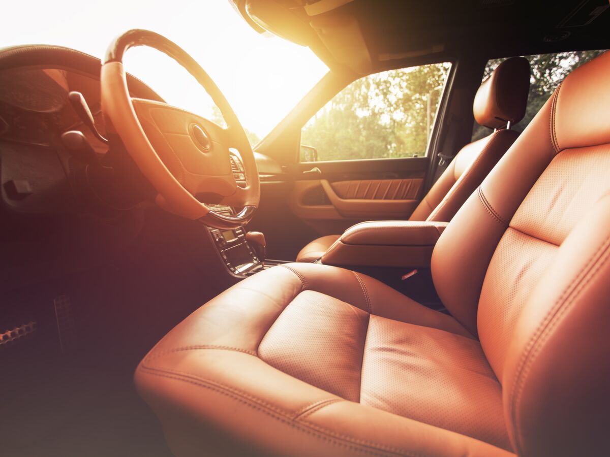 Tissu, cuir… Comment bien nettoyer les sièges de sa voiture ? : Femme  Actuelle Le MAG