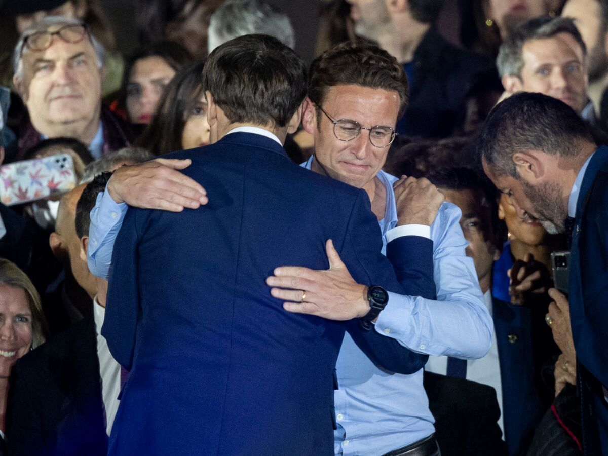 Emmanuel Macron : cette rare apparition de son frère Laurent venu l'embrasser après sa victoire