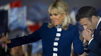 PHOTOS – Brigitte Macron : pantalon très slim, blazer blanc et