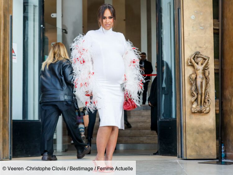 Amel Bent : chignon plaqué et mèches sur le côté, elle éblouit les internautes