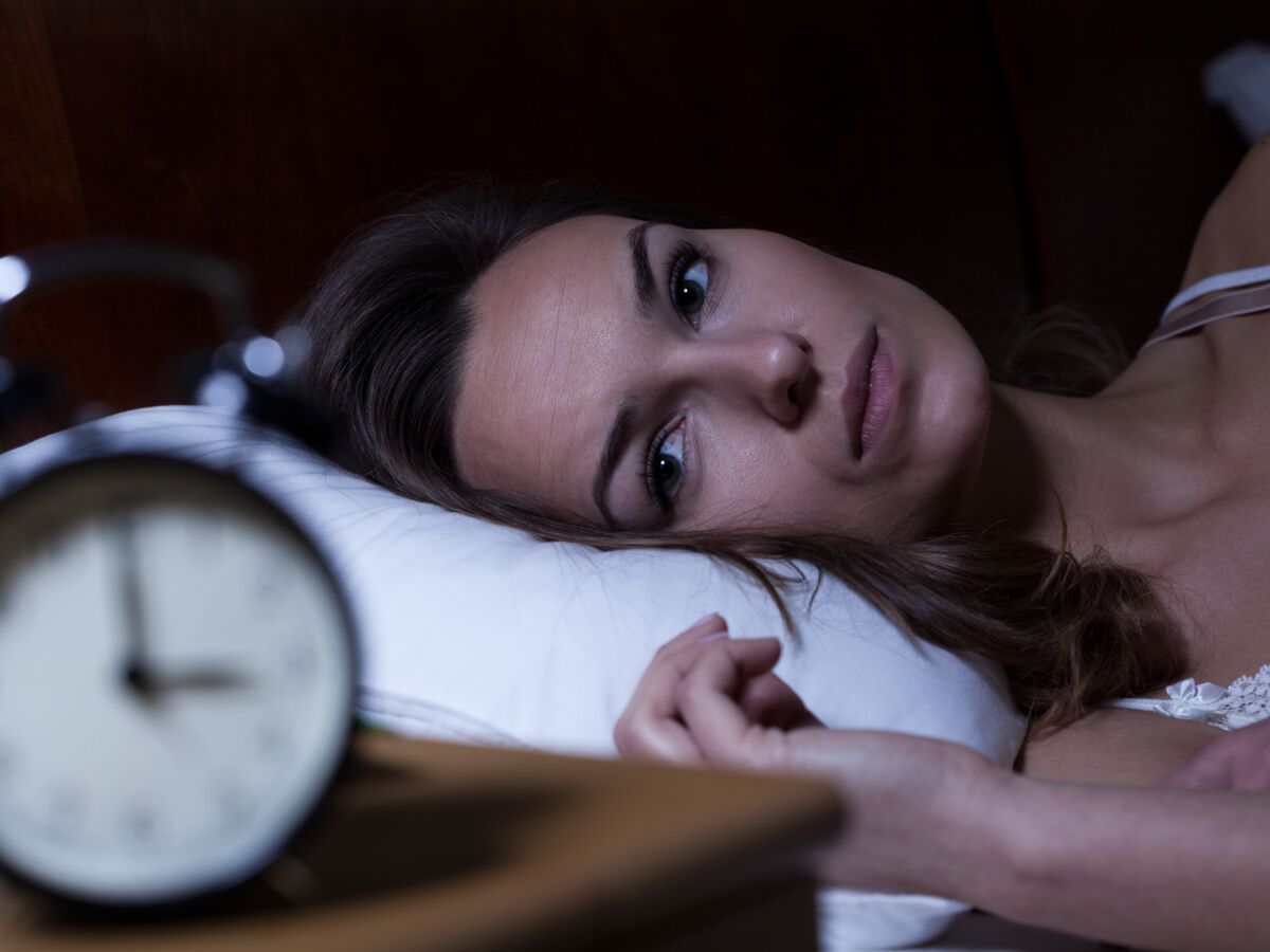 Insomnie : comment se rendormir en cas de réveil nocturne ? Les astuces de Michel Cymes