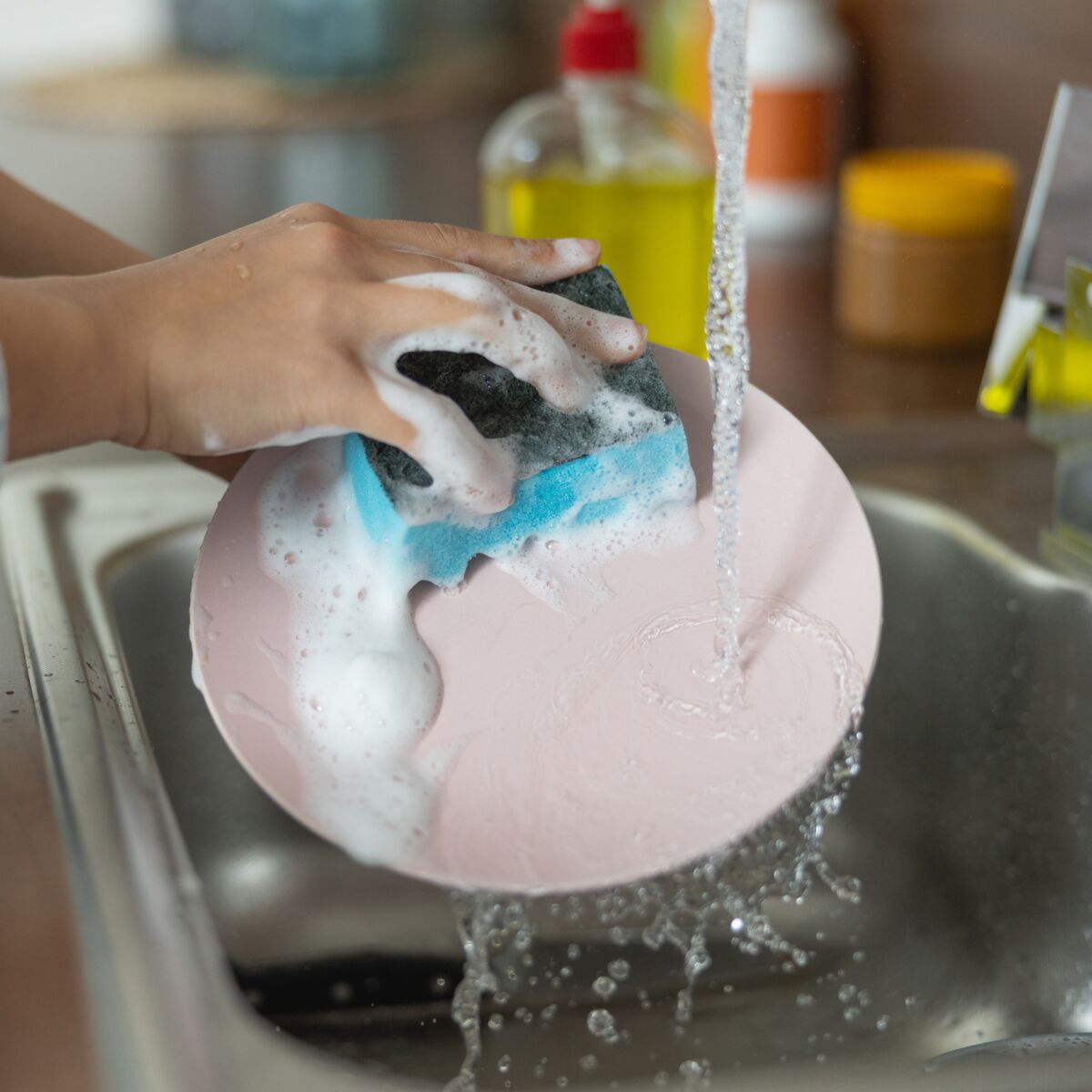 Vaisselle : vaut-il mieux la faire à l'éponge ou à la brosse ? Une étude  répond : Femme Actuelle Le MAG