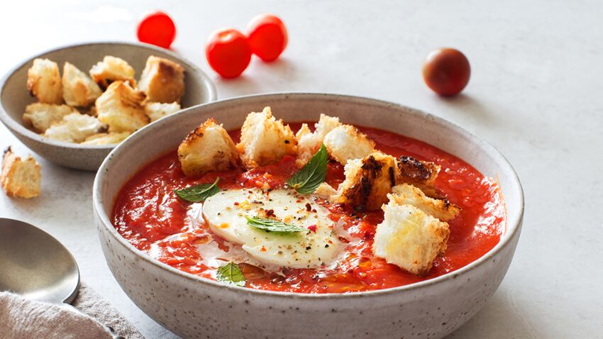Soupe de tomates, mozzarella et croûtons aillés