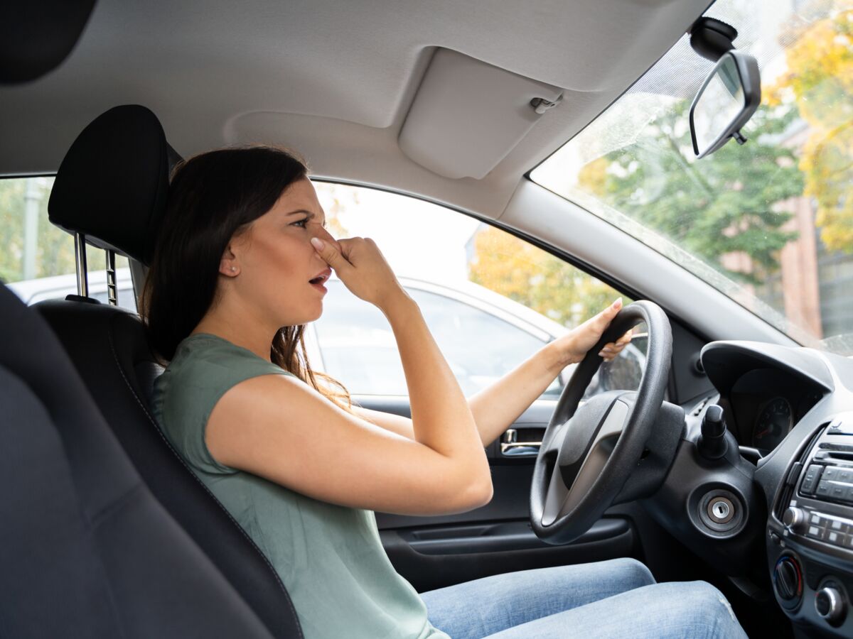 Comment éliminer les mauvaises odeurs dans sa voiture ? : Femme