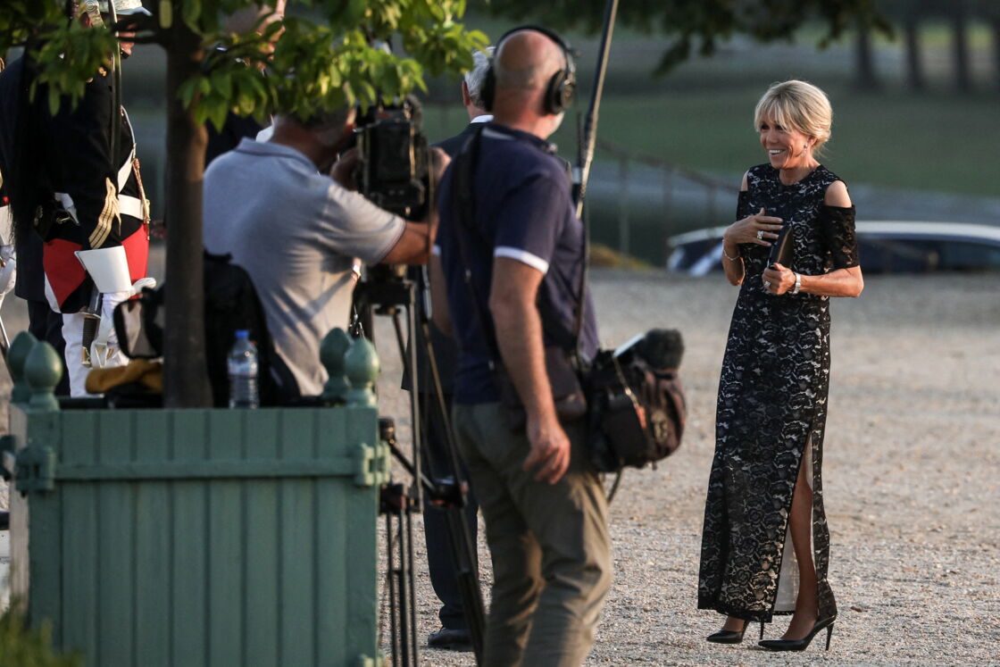 Brigitte Macron sublime en robe longue fendue, épaules dénudées et