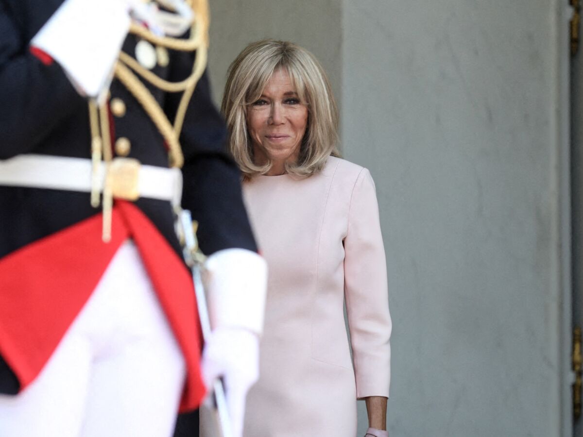 Brigitte Macron en robe en dentelle noire aux découpes sur les