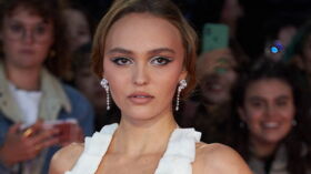 Lily-Rose Depp irrésistible : sa pose jambes nues et talons vertigineux