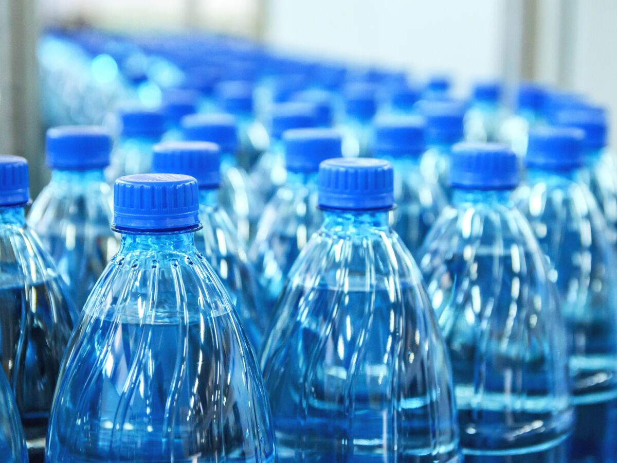 Microplastiques : ces marques de bouteilles d'eau contaminées que vous  devriez arrêter de boire : Femme Actuelle Le MAG