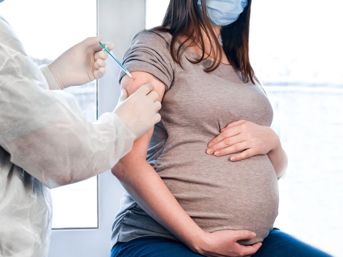 Vaccin Covid-19 : que sait-on des potentiels risques pendant la grossesse ? Deux nouvelles études répondent