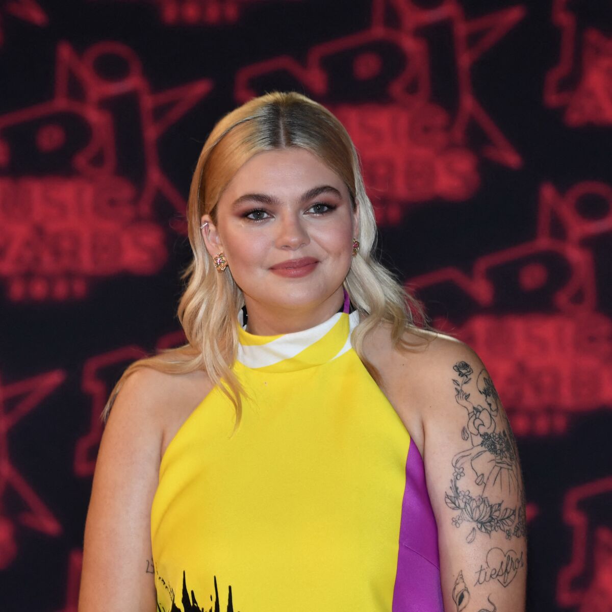 The Voice Kids : Louane change de tête, sa nouvelle coupe fait beaucoup  réagir sur les réseaux sociaux