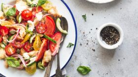 Salade de riz noir au concombre et tomates zébrées vertes de France