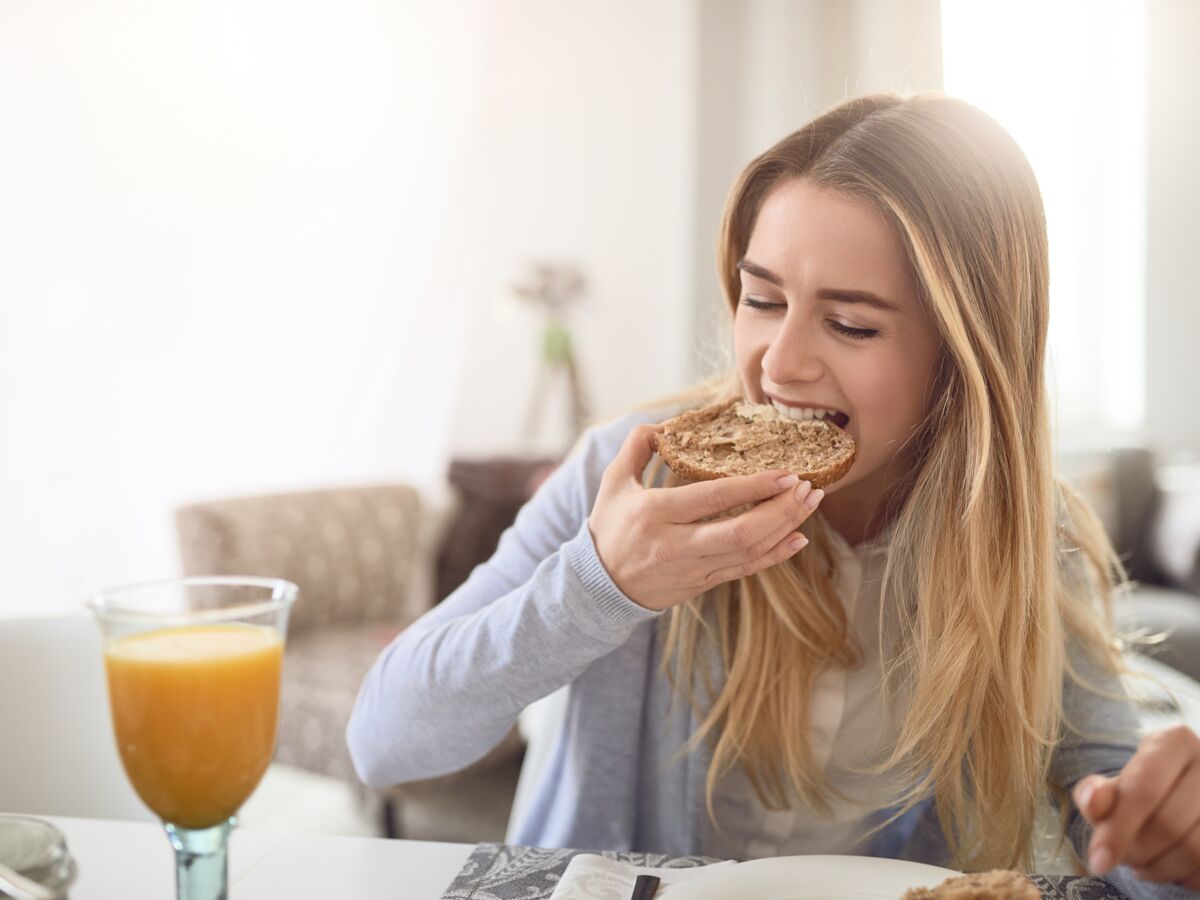 Une étude brise le mythe des bienfaits du gros petit déjeuner pour la perte  de poids - Top Santé