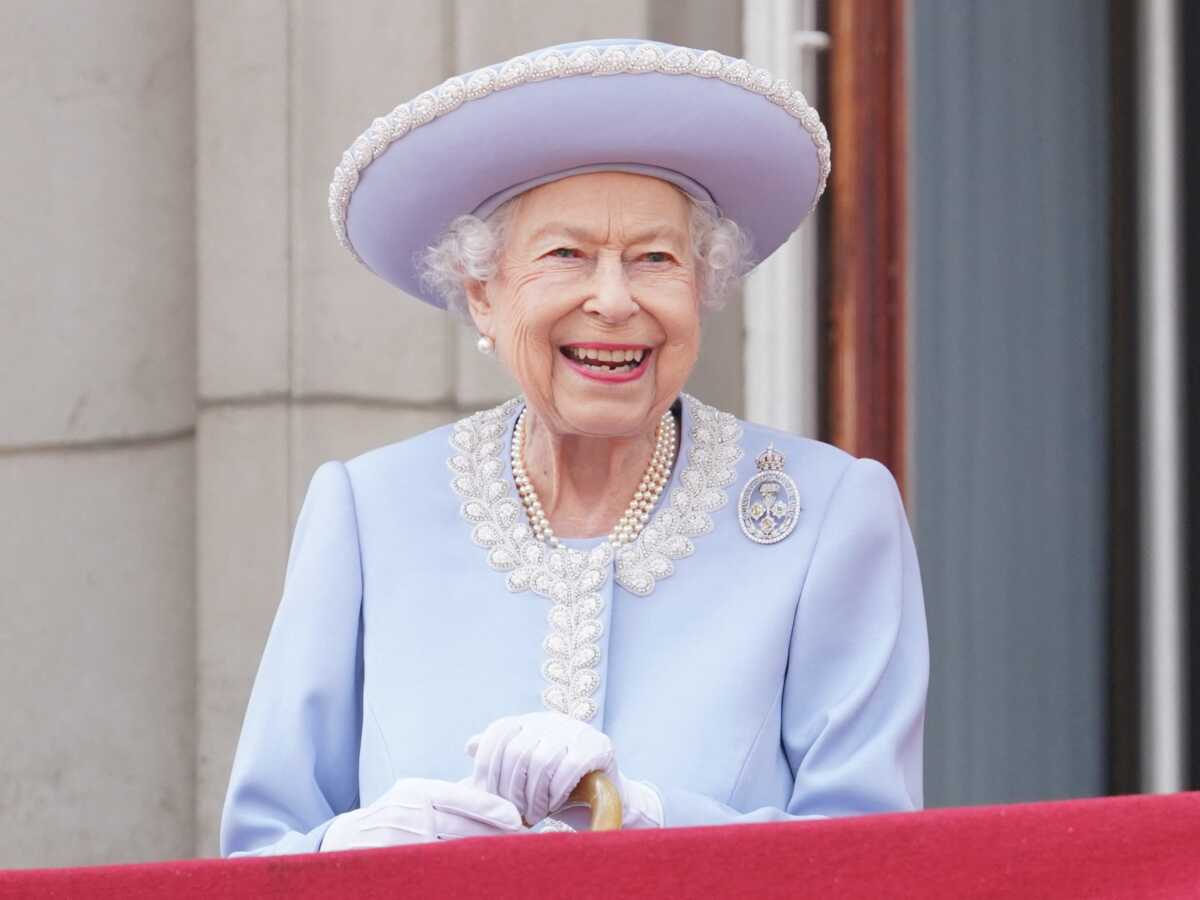Funérailles de la reine Elizabeth II : qui est “Tall Paul”, cet homme de l’ombre qui a accompagné la reine pendant plus de 40 ans ?