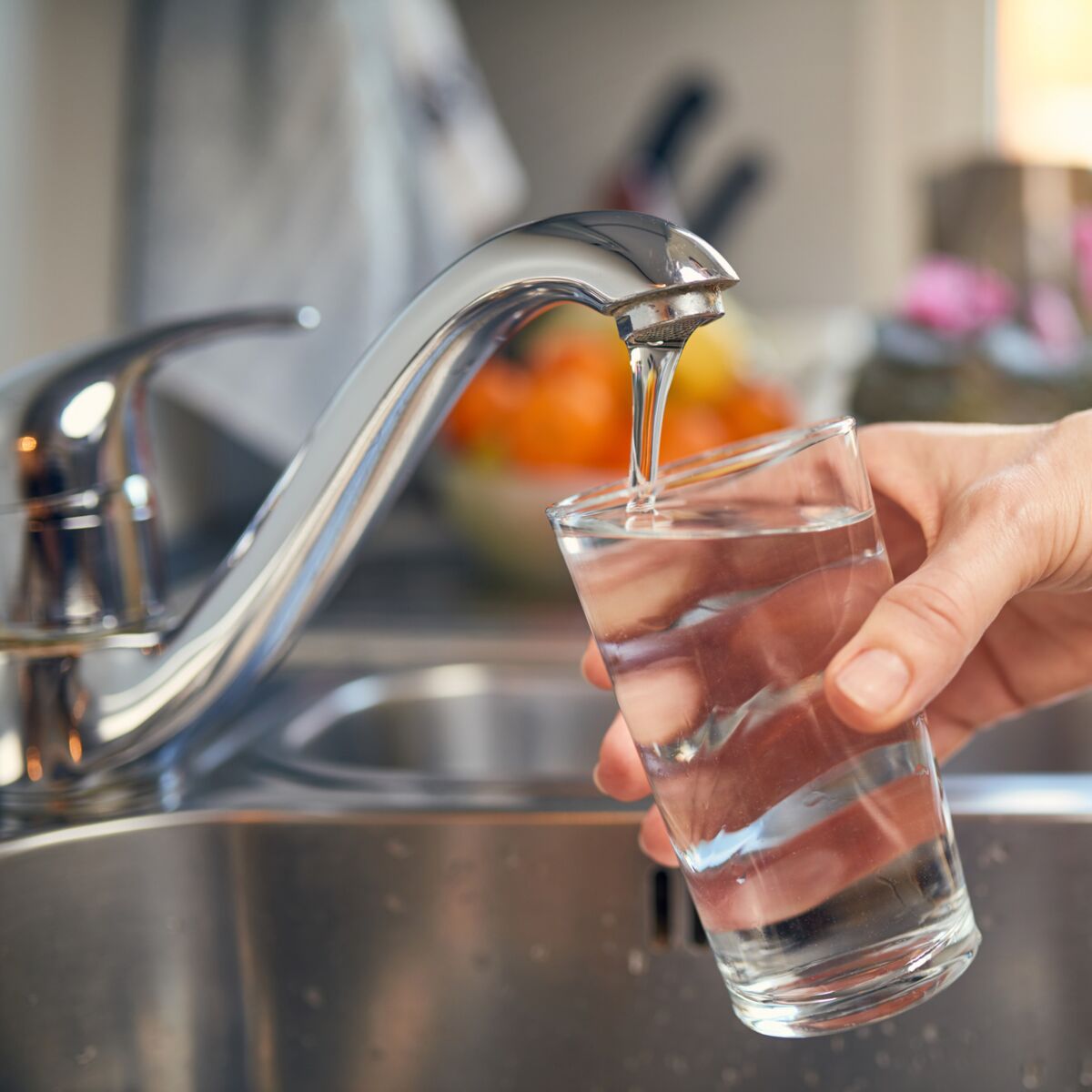 En bouteille ou du robinet : ces erreurs à éviter avec l'eau