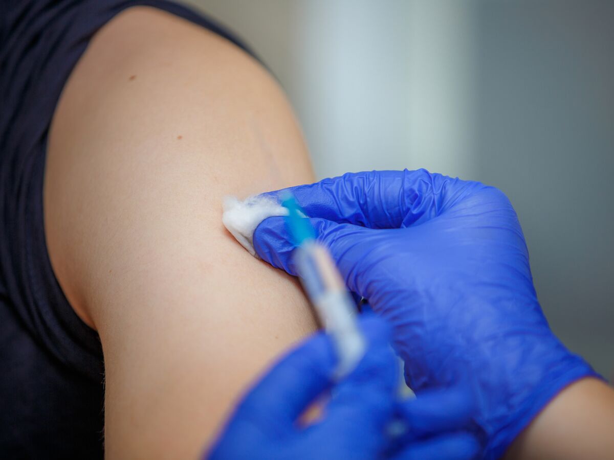 Tétanos : quels sont les symptômes et peut-on être vaccinés après une blessure à risque ?