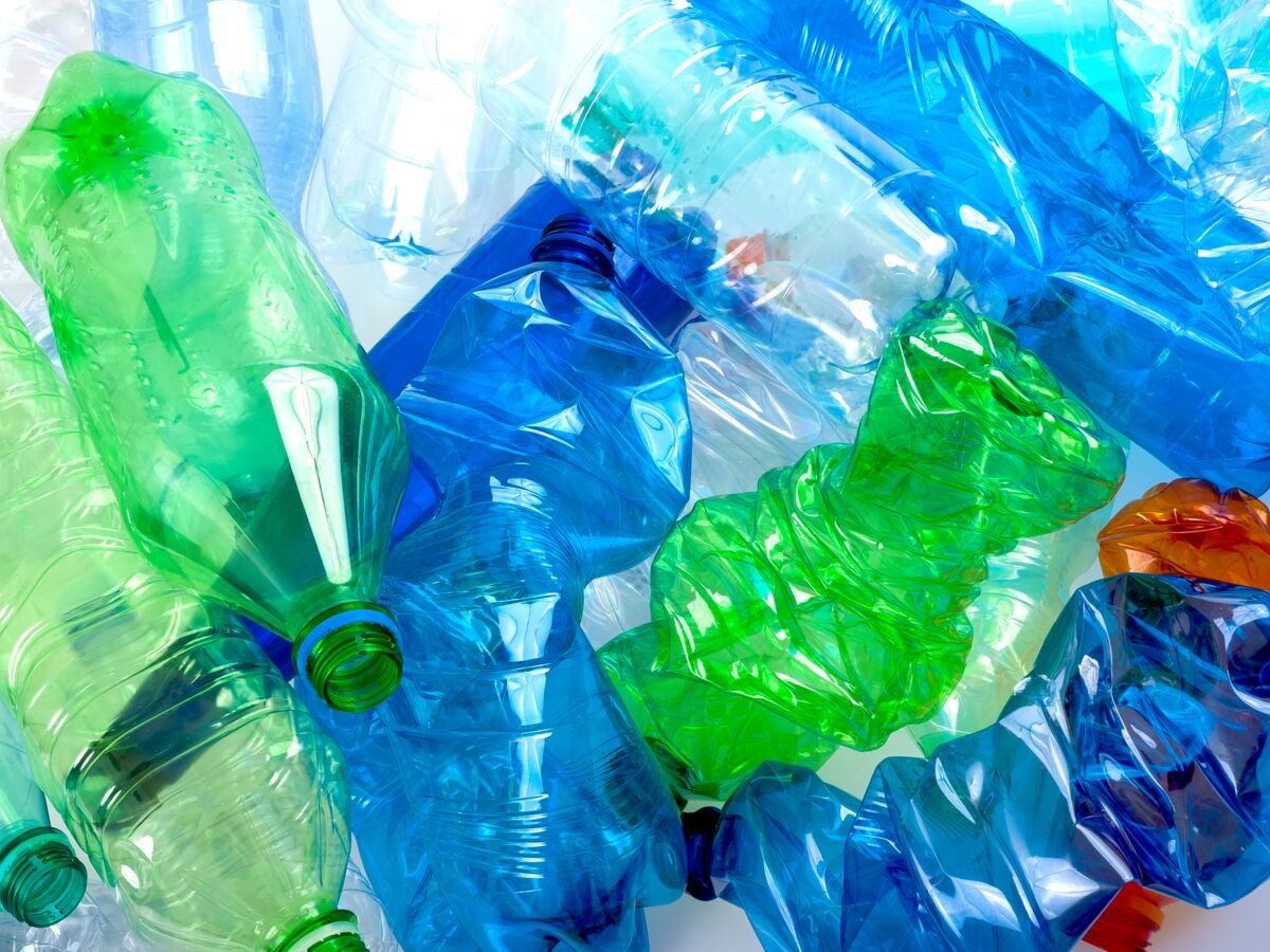 Bouteilles en plastique : cette raison pour laquelle vous ne devez plus écraser