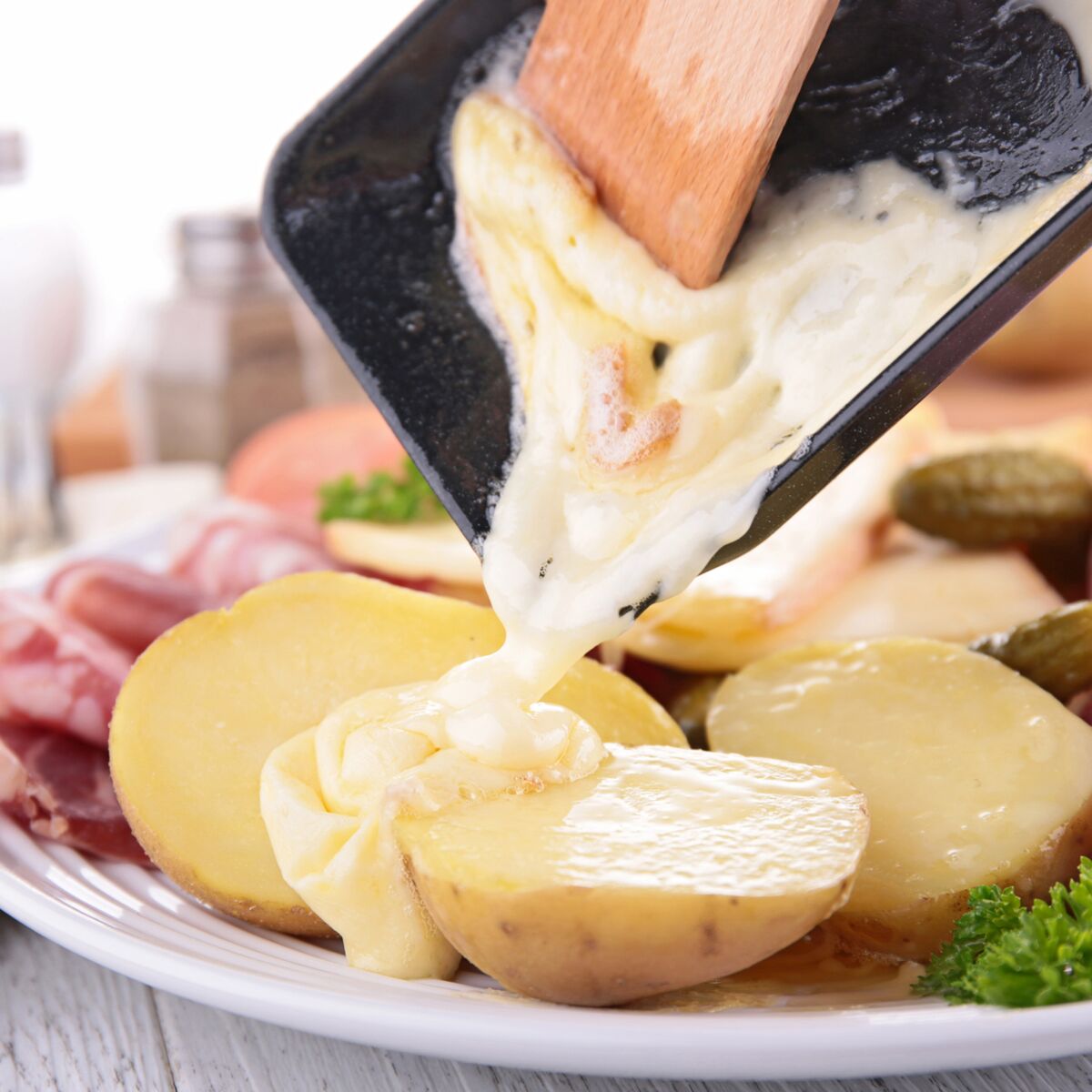 Formule raclette : appareil, pommes de terre, charcuterie et fromage