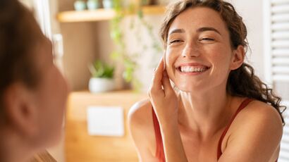 Maquillage à paillettes : comment le démaquiller ? : Femme Actuelle Le MAG