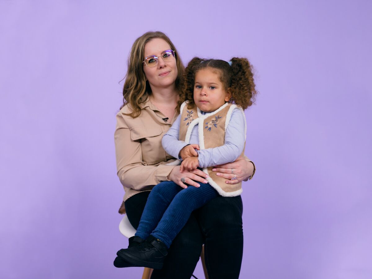 "Le traitement a été trouvé par le Téléthon" : Laurie raconte comment les dons ont sauvé la vie de sa fille