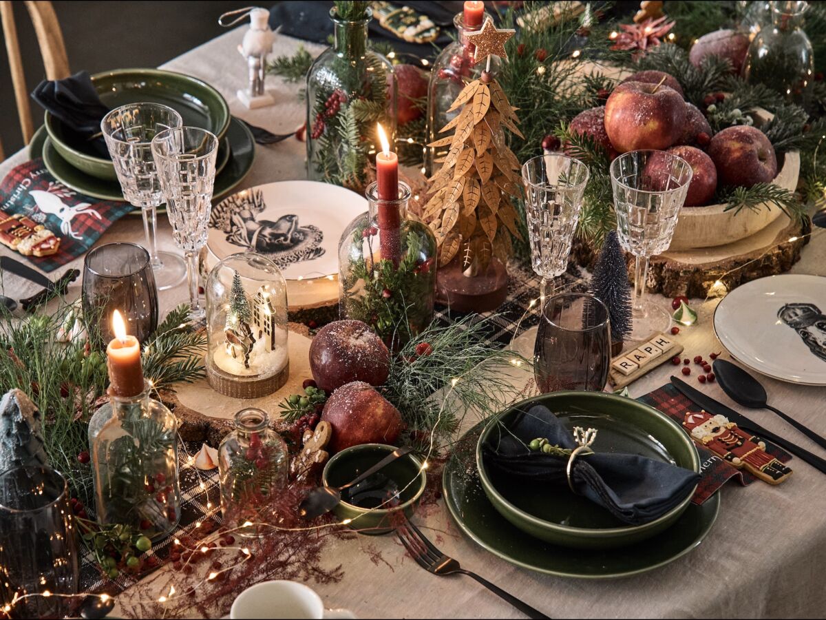 Une décoration élégante de la table de Noël grâce aux bougies