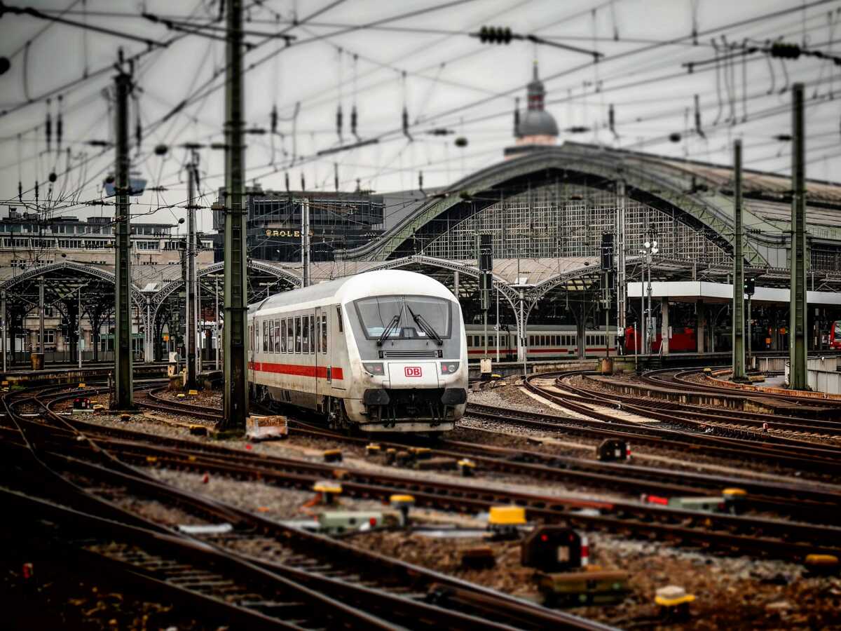 Grève à la SNCF : la situation "ne va pas changer pour ce week-end" prévient le ministre des Transports