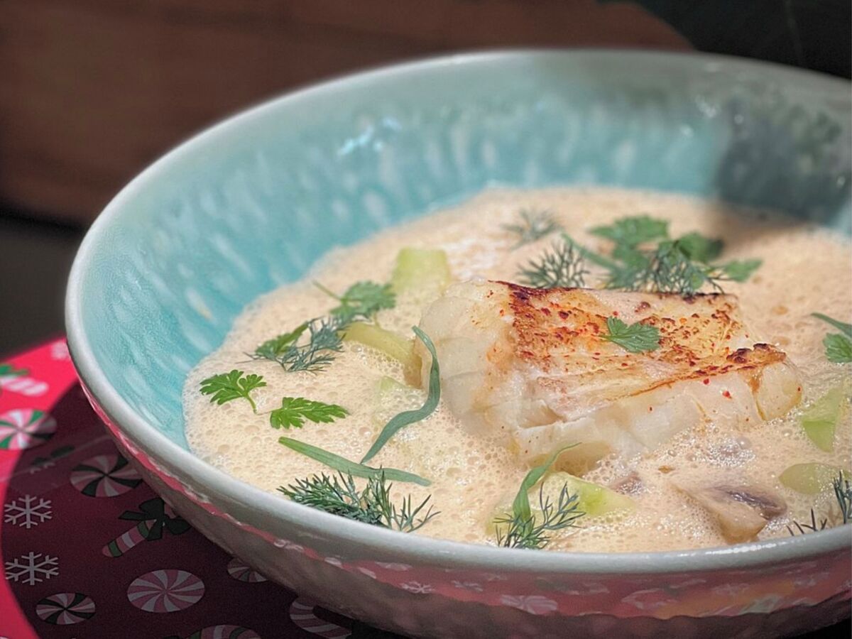 Cabillaud au bouillon thaï : la recette ultra-savoureuse de Cyril Lignac prête en 30 minutes !