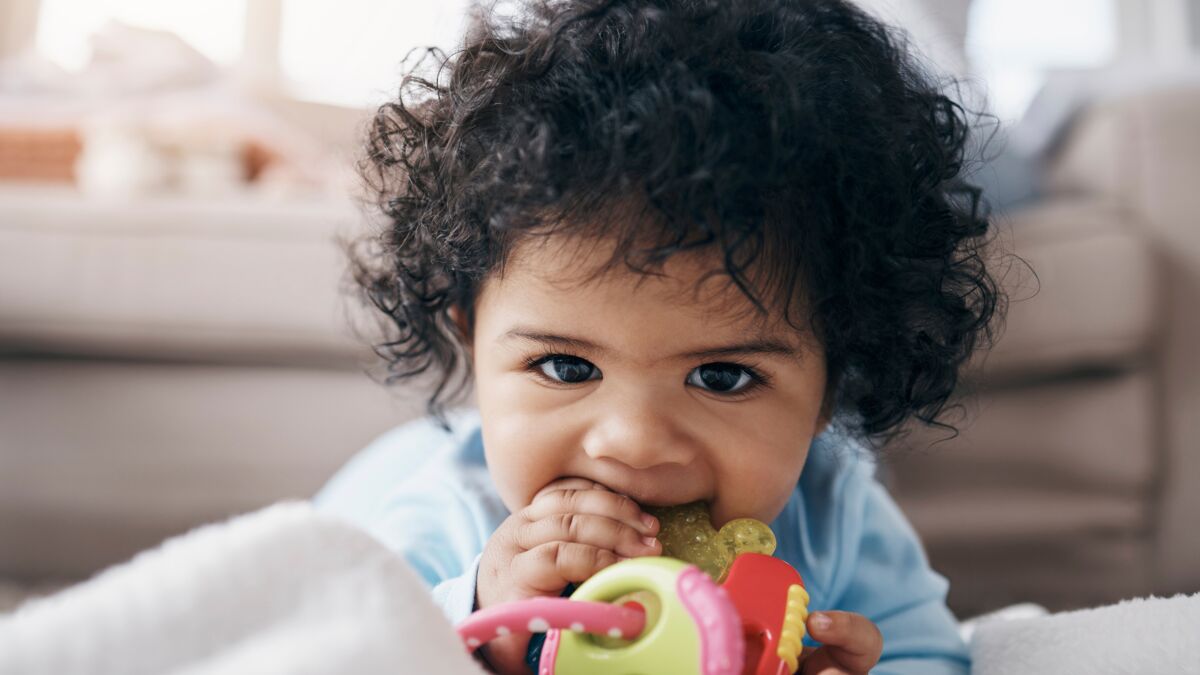 Poussées dentaires des nourrissons : définition, symptômes