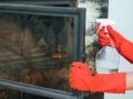 2 solutions naturelles pour nettoyer la vitre de votre cheminée