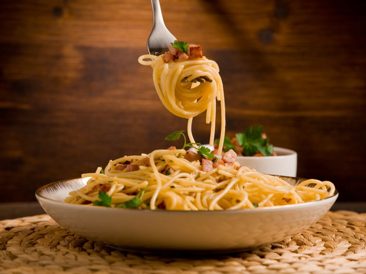 Masterclass : les pâtes à la carbonara de Simone Zanoni  Simone Zanoni  nous livre la VRAIE recette des spaghetti carbonara, celle qui respecte la  pure tradition italienne : sans crème ni