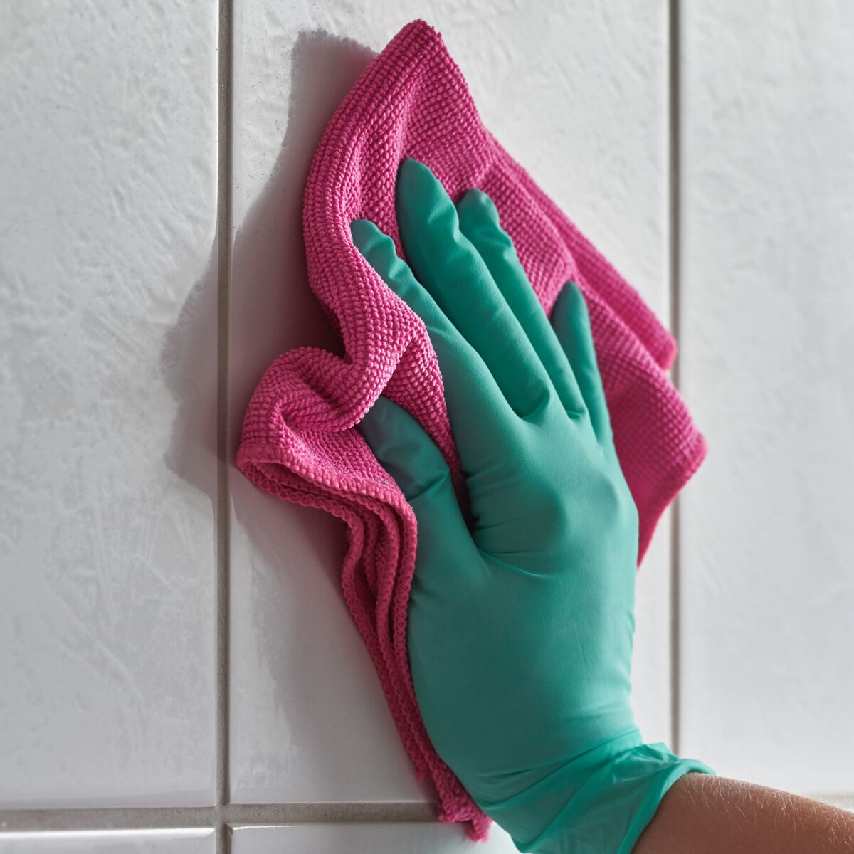 Comment nettoyer les joints en silicone de la salle de bain ?