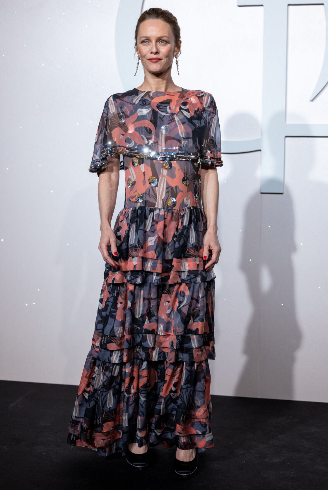 vanessa-paradis-superbe-dans-une-robe-longue-volants-color-e-et