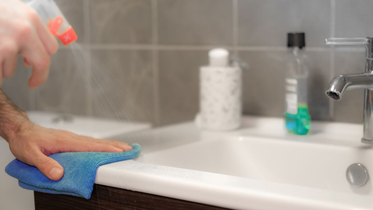 5 produits d'entretien sains et efficaces pour nettoyer sa salle de bain 