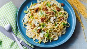 Spaghettis de légumes et sa délicieuse crème chèvre basilic rapide :  découvrez les recettes de cuisine de Femme Actuelle Le MAG