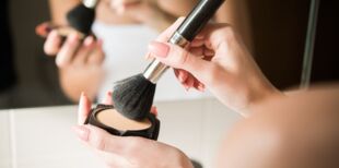 Peau sèche et craquelée : voici une astuce toute simple pour retoucher son maquillage dans la journée