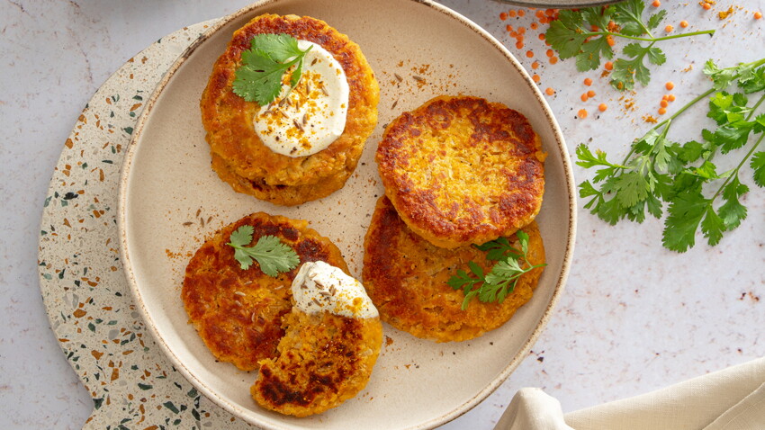 Petites galettes de lentilles corail et carottes, crème au curry