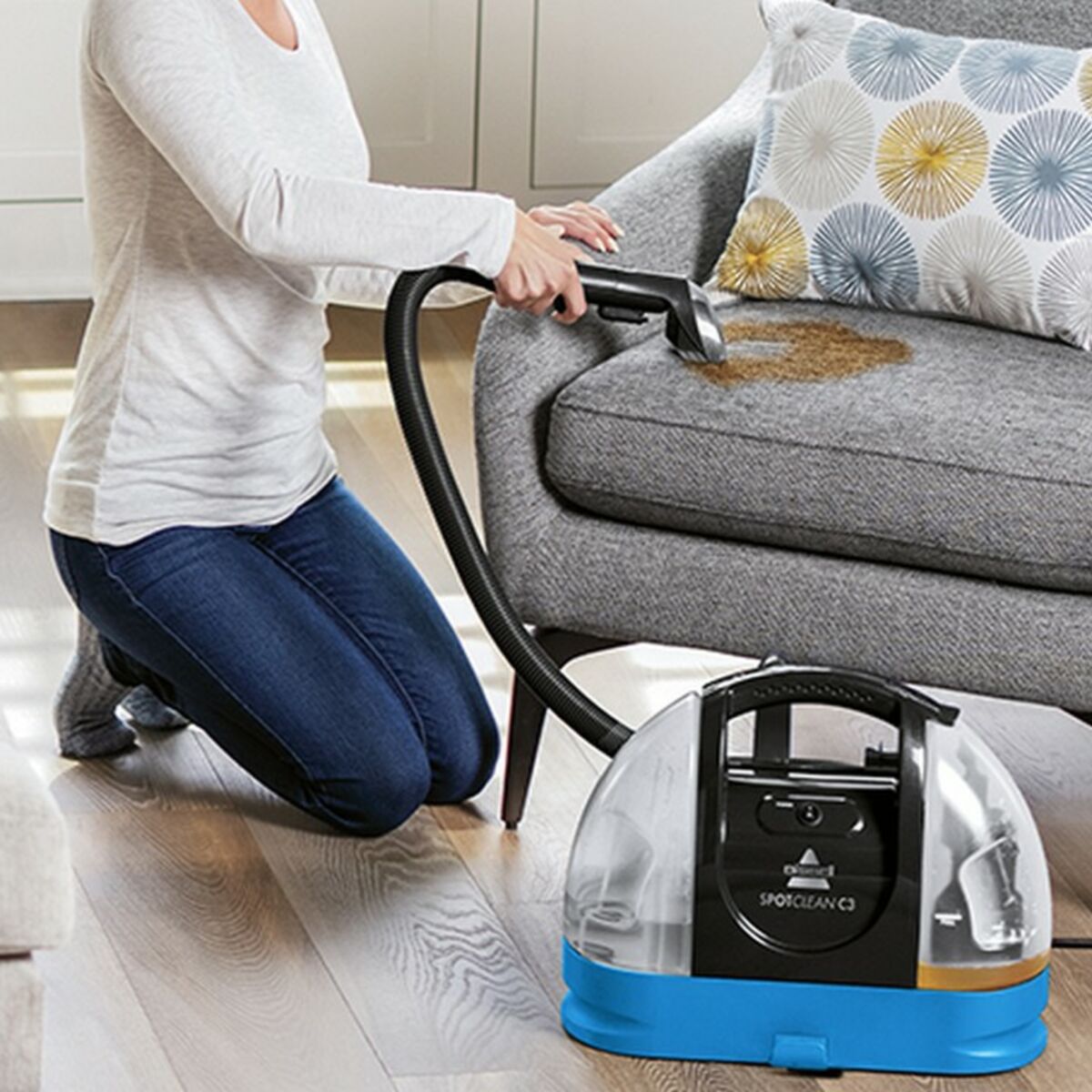 Ce nettoyeur Bissel en promotion vous permettra de venir à bout des taches  sur votre canapé, dans votre voiture ou même sur votre tapis : Femme  Actuelle Le MAG