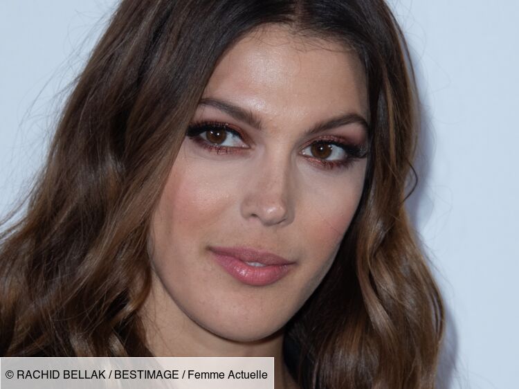 Iris Mittenaere sensationnelle en maillot de bain lacé et chemise oversize