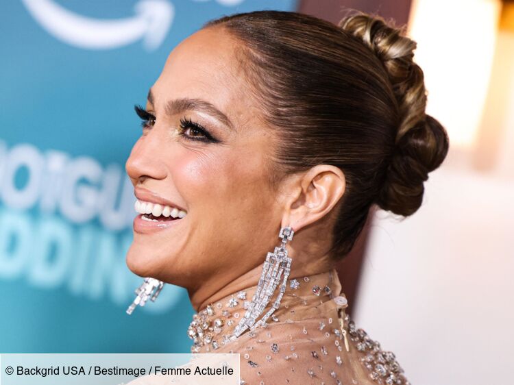 Jennifer Lopez à couper le souffle en robe métallisée fendue jusqu’en haut de la cuisse