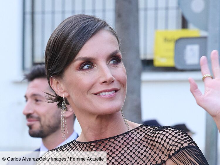 Letizia d'Espagne à couper le souffle : elle ose la robe décolletée en résille et manches à franges avec classe