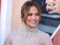 Jennifer Lopez phénoménale : elle adopte LA couleur flashy de la saison avec une robe transparente et des cuissardes XXL 