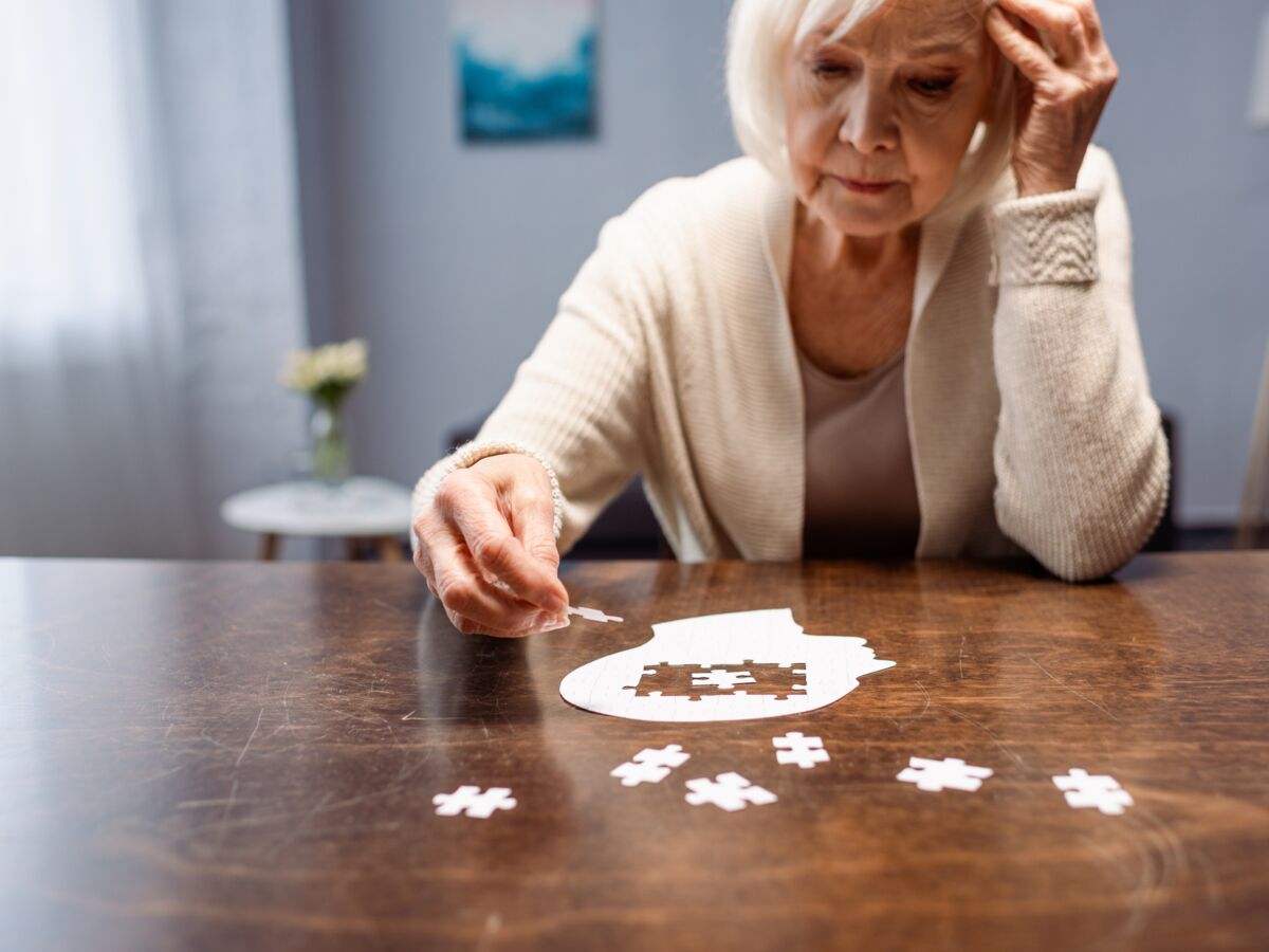 Se fouiller le nez, une habitude qui favorise la démence et Alzheimer ?