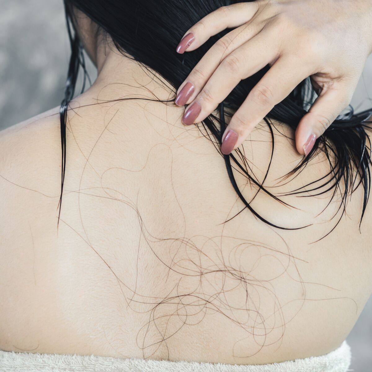 Perte de cheveux sous la douche : à quel moment faut-il s'inquiéter ? :  Femme Actuelle Le MAG