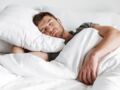 Sommeil : comment adopter la position "zéro gravité", qui permettrait de mieux dormir ?